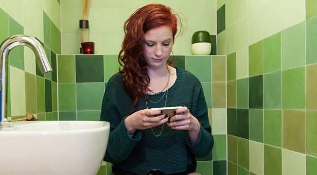 Ini 5 Kebiasaan Orang-Orang Main Gadget, Lo Yang Mana?