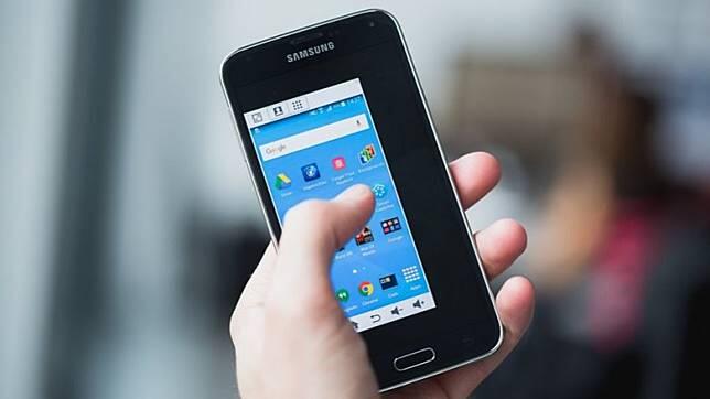 Ini 5 Kebiasaan Orang-Orang Main Gadget, Lo Yang Mana?
