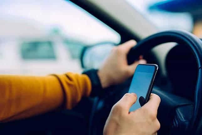 Ini 5 Kebiasaan Orang-Orang Main Gadget, Lo Yang Mana?