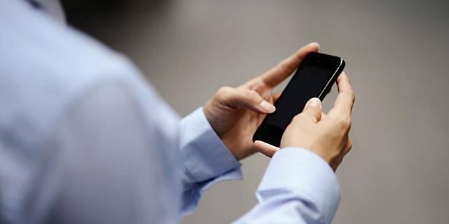 Ini 5 Kebiasaan Orang-Orang Main Gadget, Lo Yang Mana?