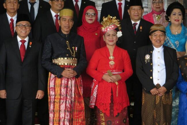 Ketika Jokowi-JK Bertukar "Busana"