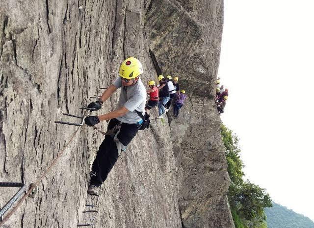 Mengenal Via Ferrata, Alat Bantu Yang Tak Biasa!