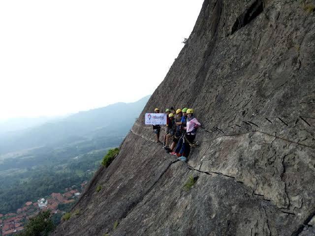 Mengenal Via Ferrata, Alat Bantu Yang Tak Biasa!