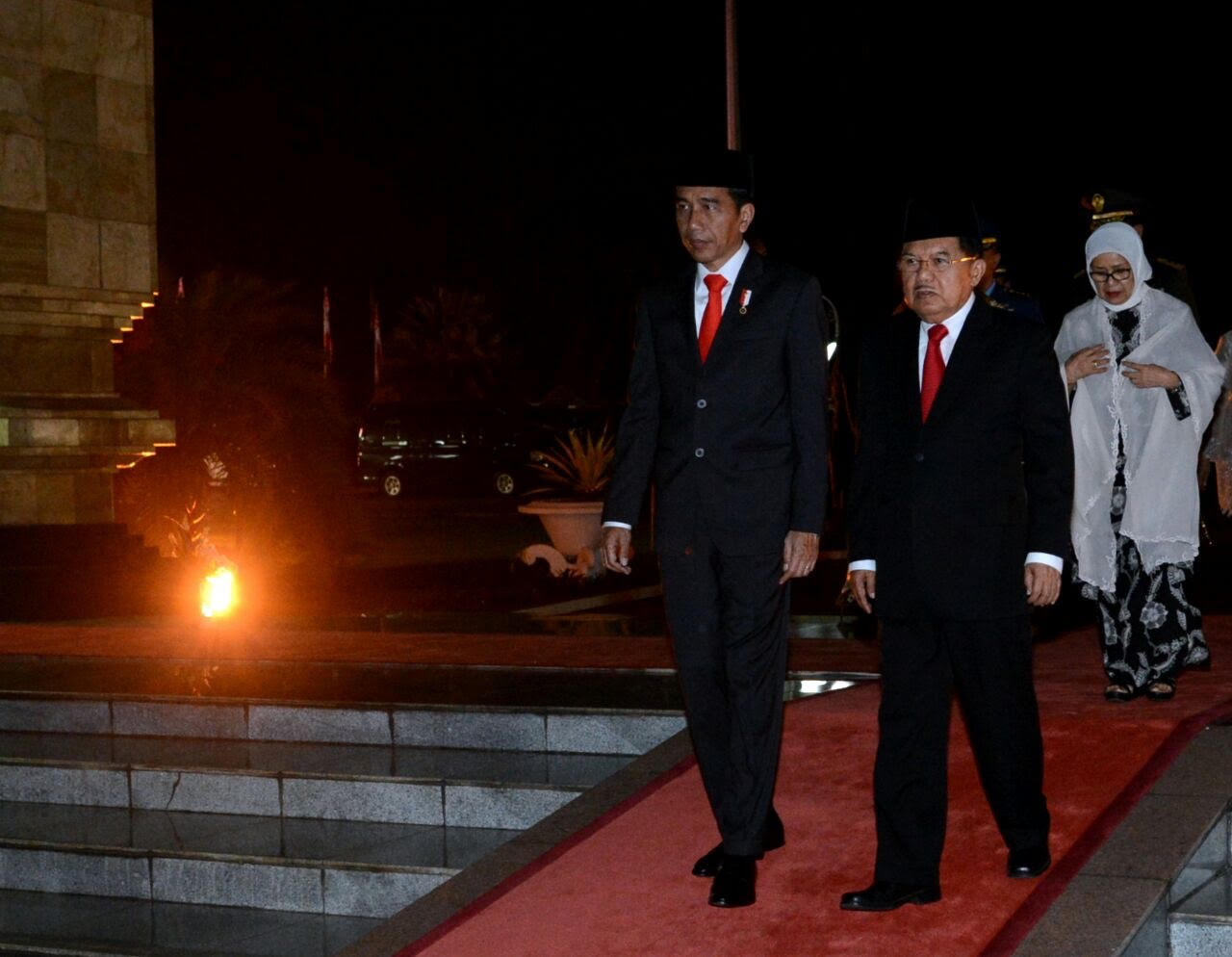 Jokowi Pimpin Malam Renungan Kenang Pahlawan