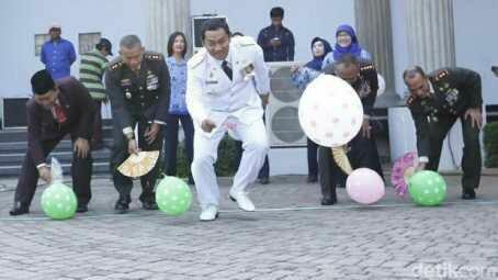 Seru! Bule-bule Ini Ikut Lomba Makan Kerupuk di Semarang.