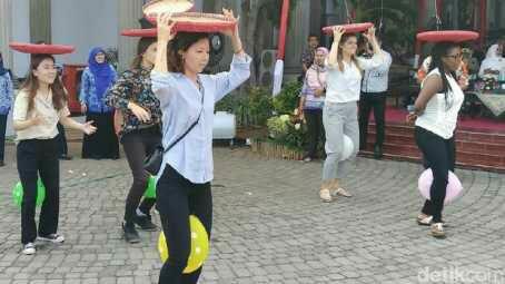 Seru! Bule-bule Ini Ikut Lomba Makan Kerupuk di Semarang.