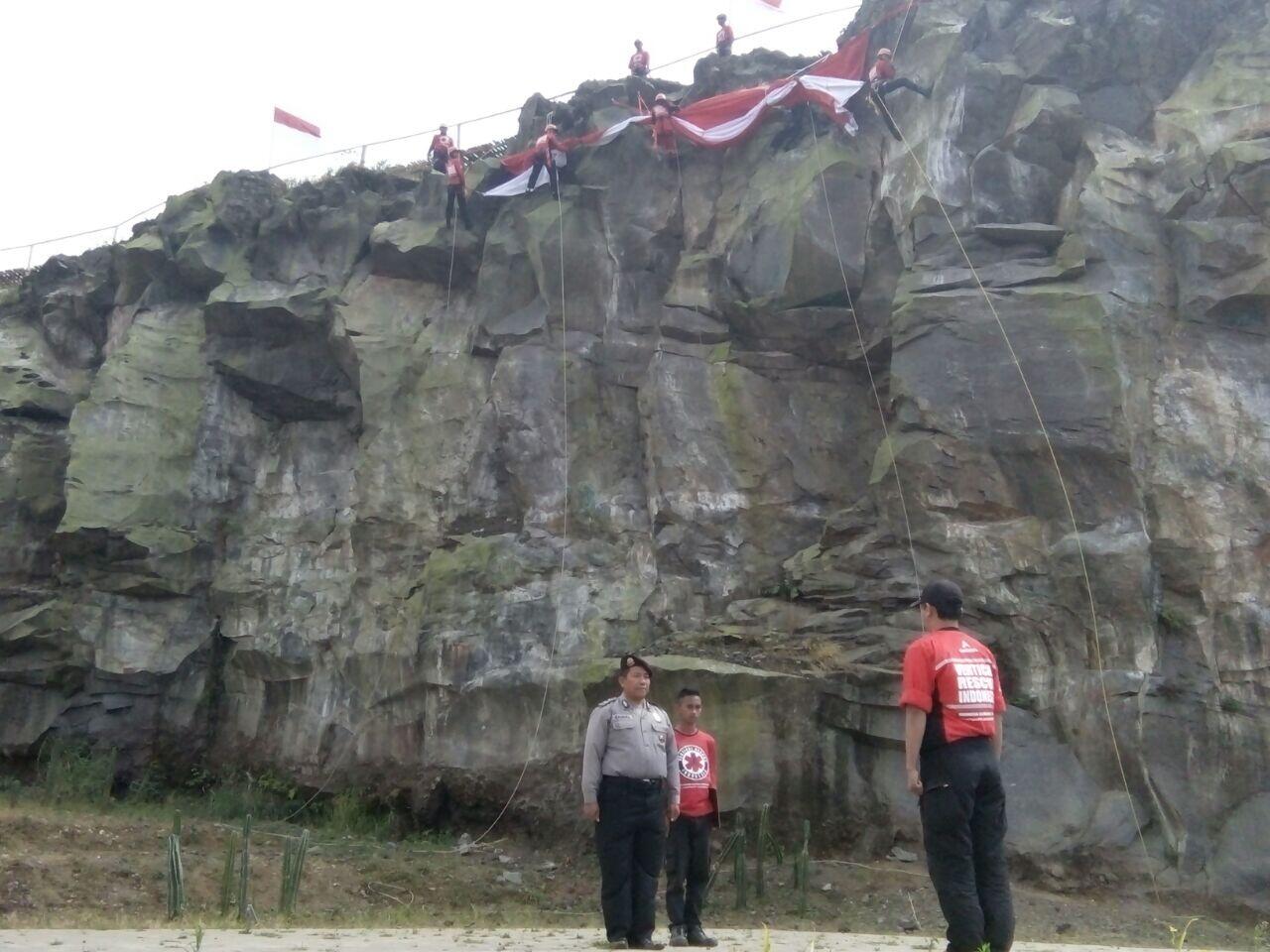 Polsek Cigugur Gelar Upacara Pengibaran Bendera Berukuran 