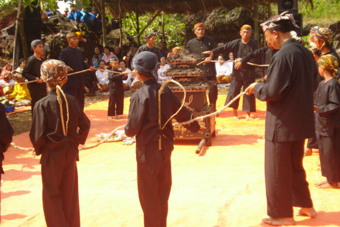 Mengenal Agama Asli Indonesia Yang Tidak Pernah Diakui 