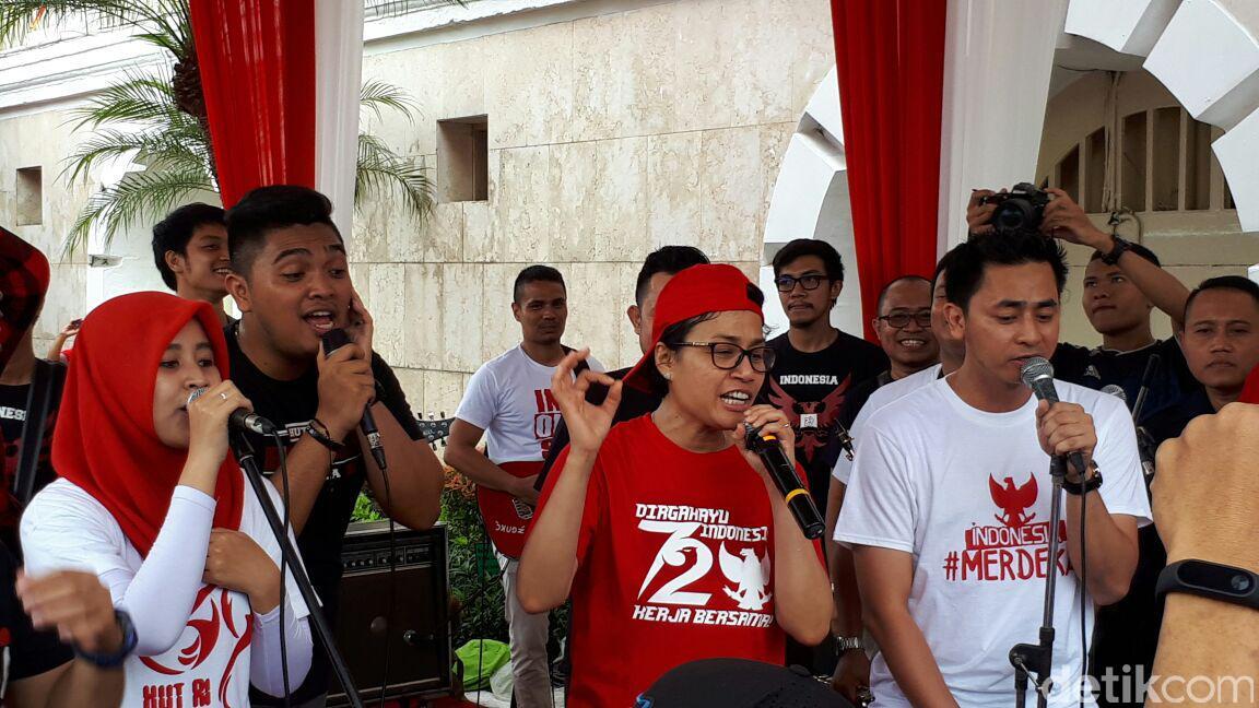 Pakai Topi Terbalik, Sri Mulyani Nyanyi Sampai Merem Melek