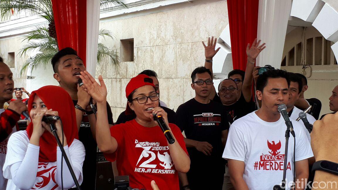 Pakai Topi Terbalik, Sri Mulyani Nyanyi Sampai Merem Melek