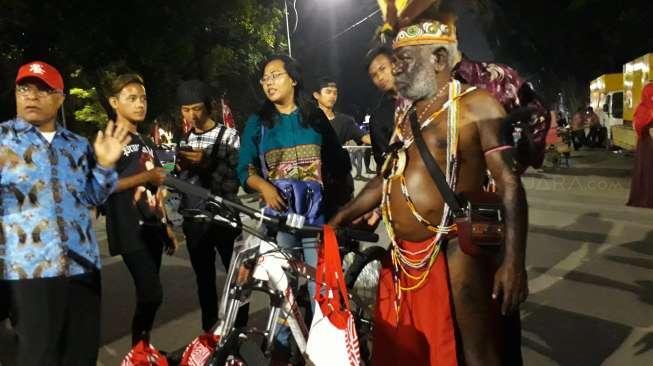 Kepala Suku Arfak Senang, Baru Injak Istana, Dapat Sepeda Jokowi