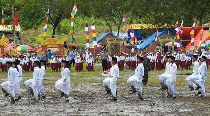 Paskibra di Lapangan Becek, Pembawa Baki Tanpa Sepatu, Pak Camat Menangis