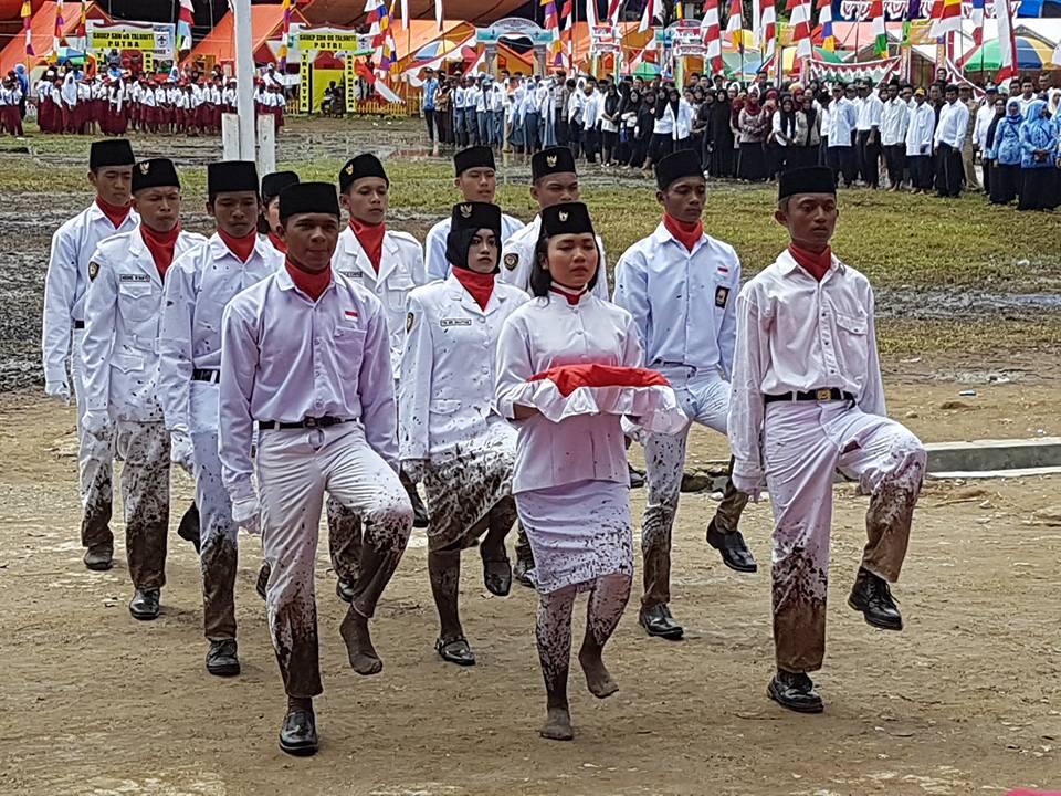 Paskibra di Lapangan Becek, Pembawa Baki Tanpa Sepatu, Pak Camat Menangis