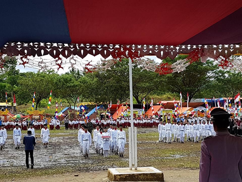 Paskibra di Lapangan Becek, Pembawa Baki Tanpa Sepatu, Pak Camat Menangis