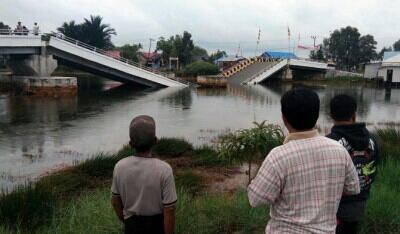 Bruk! Tiba-tiba Jembatan Baru Senilai Rp 17 M Ambruk