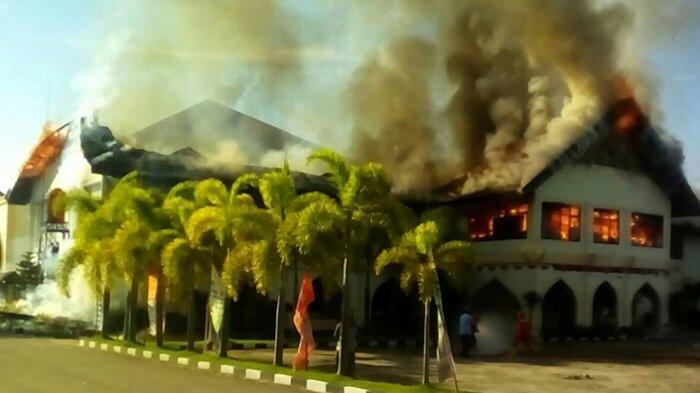 NEKAT... SAKIT HATI... BAKAR KAMPUS.. DI ACEH..L;HOKSEUMAWE