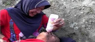 Lomba HUT RI di Magelang, Istri Susui Suami