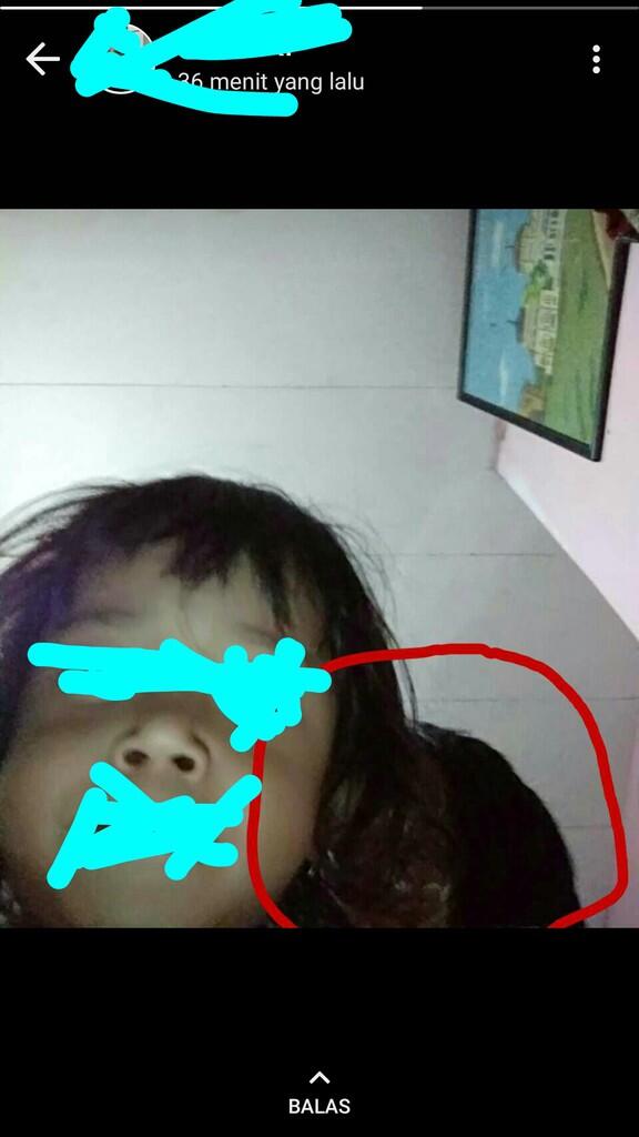Need help (gambar di belakang poto apa ya)