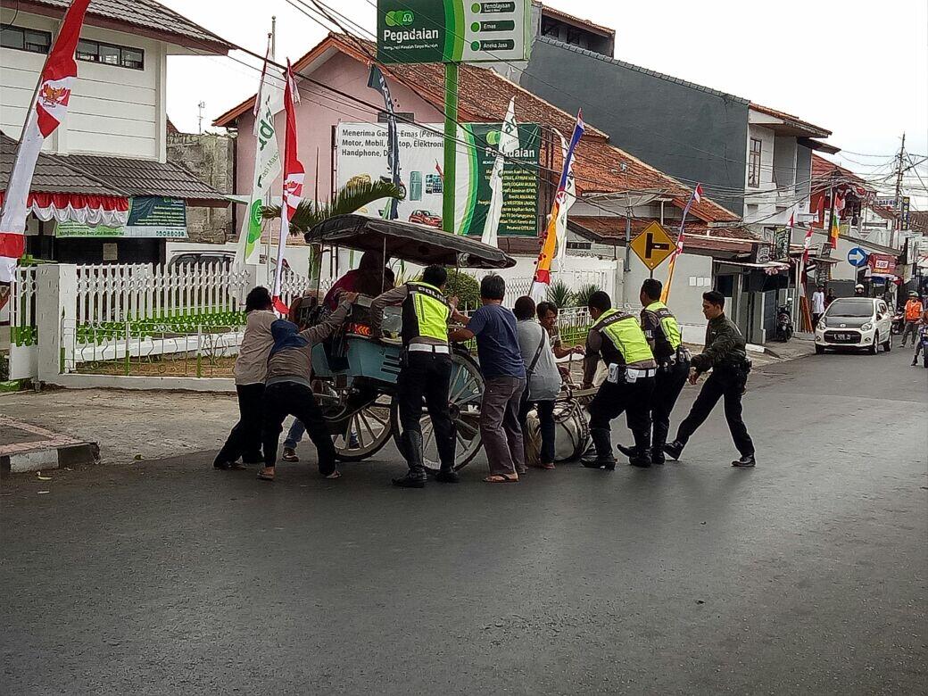 Sat Lantas Polres Kuningan Bantu Musibah Delman