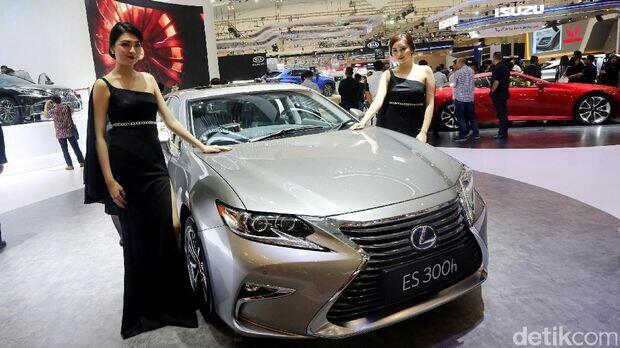 Agnes, Si Cantik dari Lexus Raih Mahkota Miss Auto Show 2017