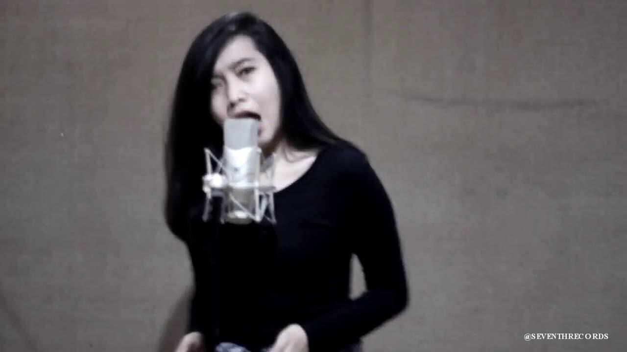 Vokalis Ciwik Cantik Ini Gak Kalah Sama Band Cadas Lainnnya