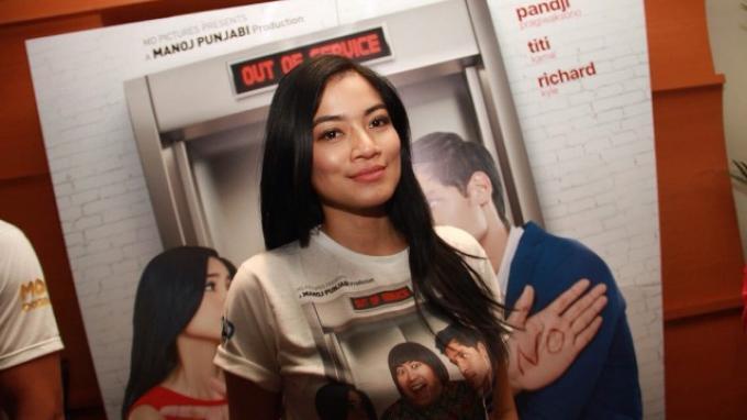 Tak Disangka! Perutnya Masih Ramping, Ternyata Titi Kamal Hamil 6 Bulan