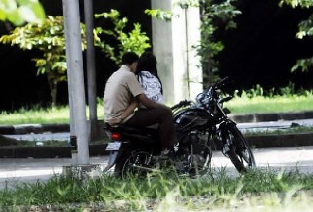 7 Kelakuan Pacaran Orang Indonesia yang Norak Banget. Apa Kamu Salah Satunya?
