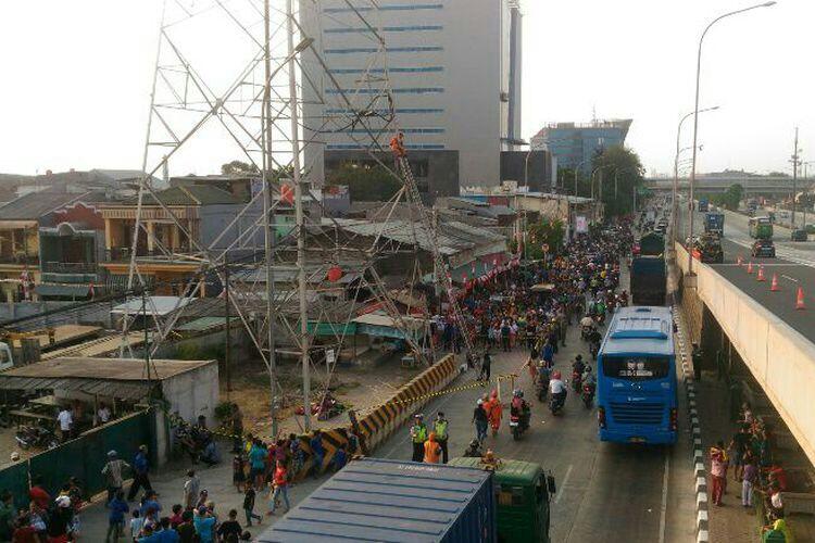 
Sudah 8 Hari, Agustinus Masih Betah &quot;Nangkring&quot; di Puncak SUTT