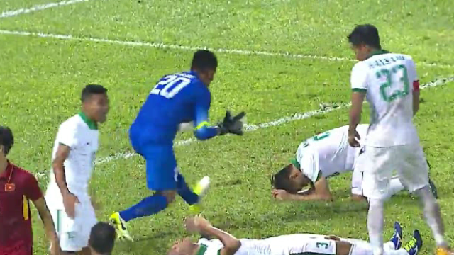 Kiper Indonesia membangunkan pemain yang tergeletak