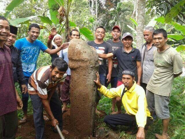 Batu Penis Muncul di Padang, Begini Wujudnya Gan