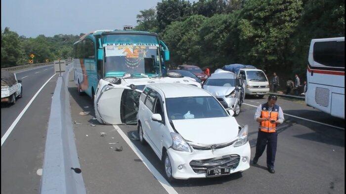 Dua Kecelakaan Beruntun Terjadi di Tol Cipularang, Sembilan Mobil Ringsek