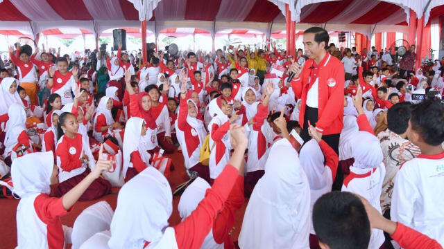 Kemiripan Jokowi dan Soekarno saat Difoto dengan Anak-anak