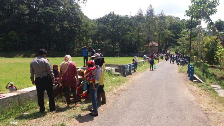 Polsek Mandirancan Pantau Acara Bedah Balong