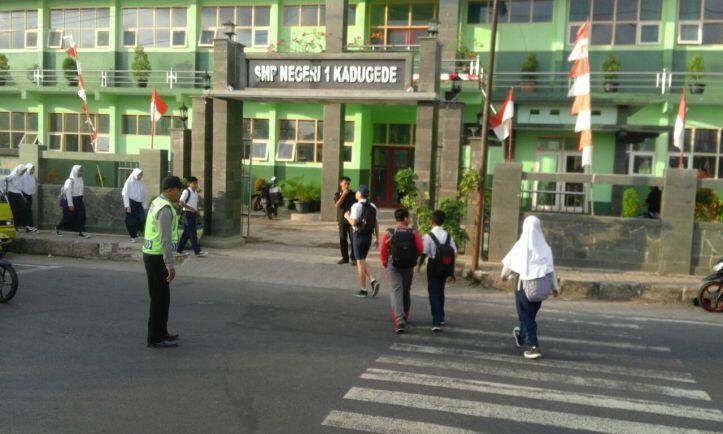 Polsek Kadugede Rutin Gatur Pagi Arus Lalu Lintas