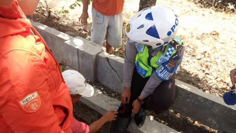 Ibu Ini Nekat Tabrak Polisi Hingga Terpental Untuk Hindari Tilang 