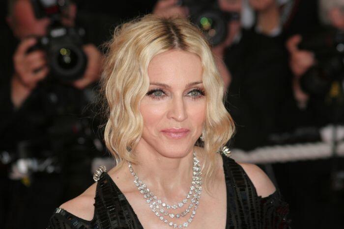 Madonna meluncurkan masker seharga Rp 8 juta