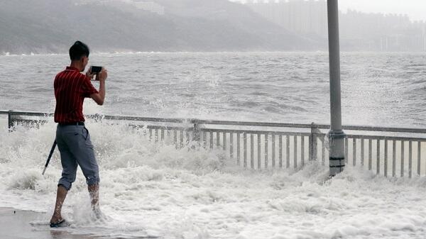 Penampakan Keganasan Topan Hato yang Menghantam Hong Kong