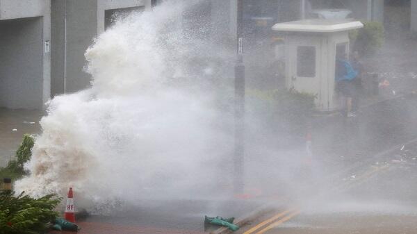 Penampakan Keganasan Topan Hato yang Menghantam Hong Kong