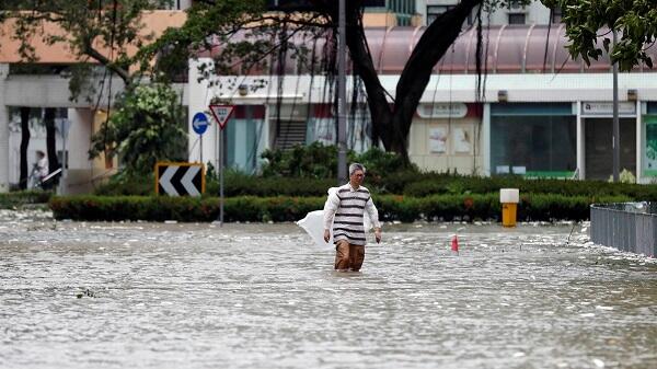 Penampakan Keganasan Topan Hato yang Menghantam Hong Kong