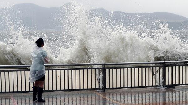 Penampakan Keganasan Topan Hato yang Menghantam Hong Kong