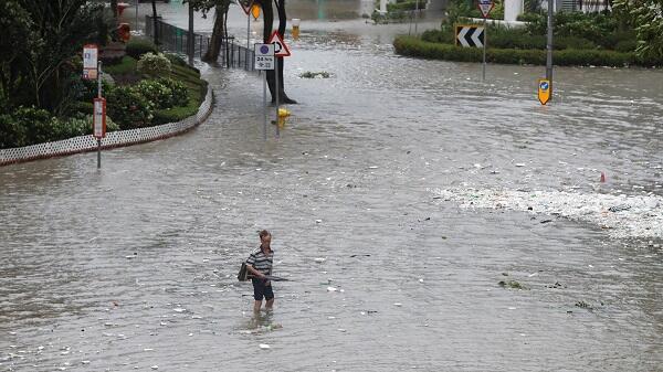 Penampakan Keganasan Topan Hato yang Menghantam Hong Kong