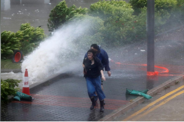 Penampakan Keganasan Topan Hato yang Menghantam Hong Kong