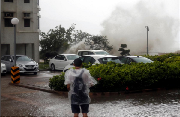 Penampakan Keganasan Topan Hato yang Menghantam Hong Kong