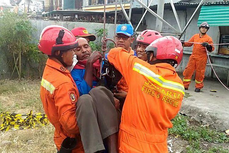 Hari Terakhir Agustinus Berada di Atas Menara SUTT Plumpang...