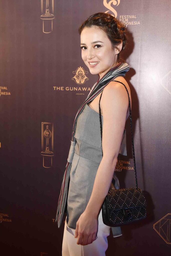 Julie Estelle Pamer Punggung