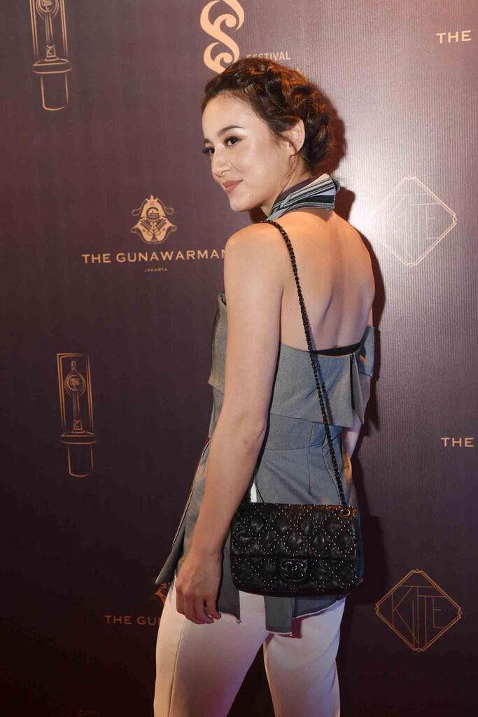 Julie Estelle Pamer Punggung