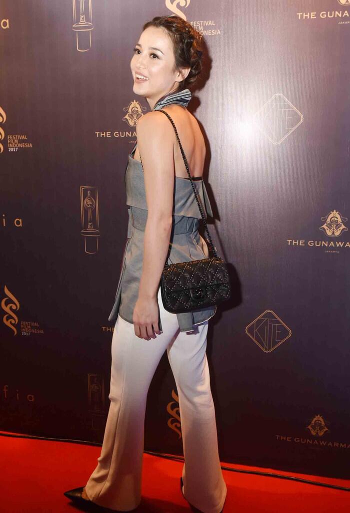 Julie Estelle Pamer Punggung