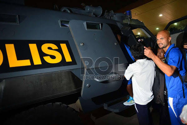 Ungkapan Essien Naik mobil lapis baja.