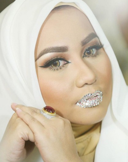 Bibir Anniesa Hasibuan Bertabur Kristal Swarovski, Korban First Travel Nyinyir