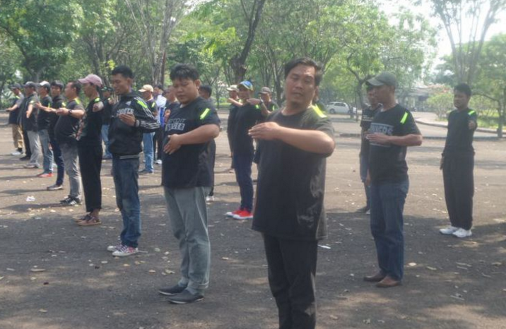 Melihat Gaya &quot;Pak Ogah&quot; di Jaktim Latihan Jadi Pengatur Lalu Lintas